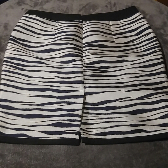 Ann Taylor ZEBRA JACQUARD PENCIL SKIRT SIZE 12P - Picture 5 of 6